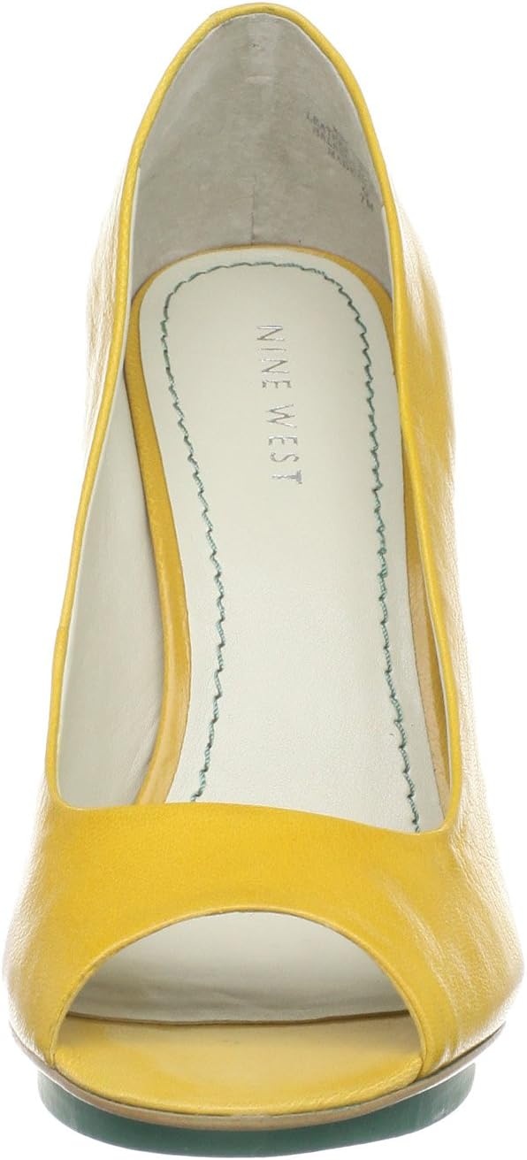 image:imageGloria Vanderbilt Womens Amanda Capri JeansPale Sky
