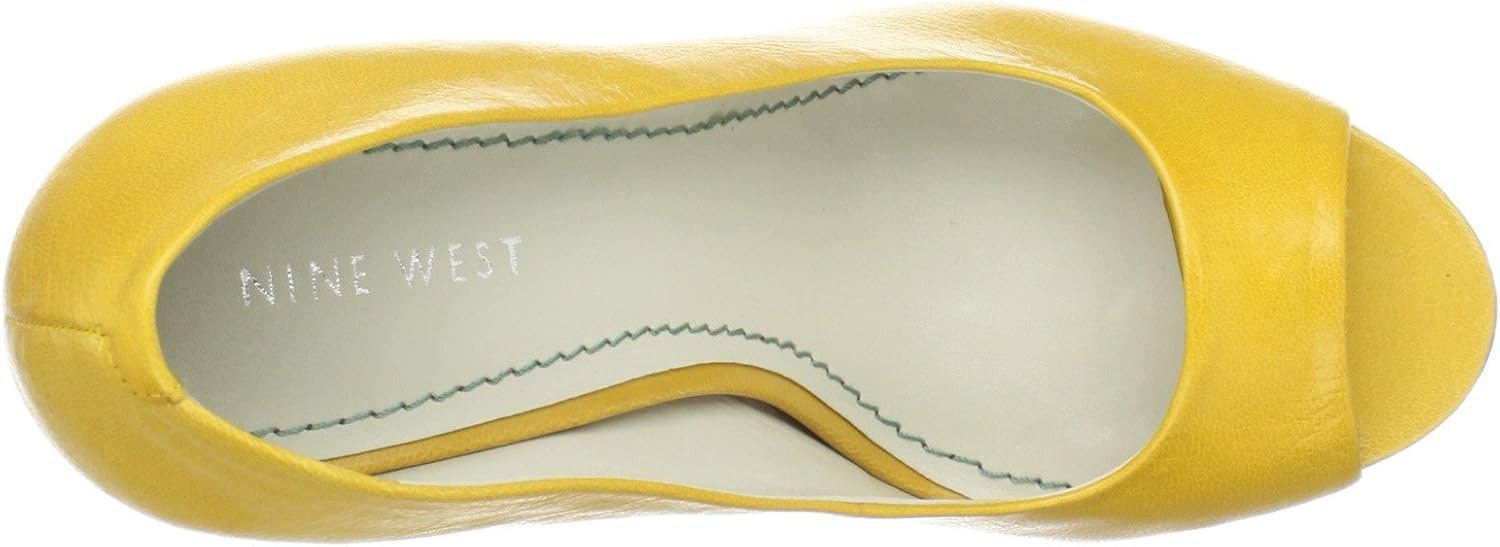 image:imageGloria Vanderbilt Womens Amanda Capri JeansPale Sky