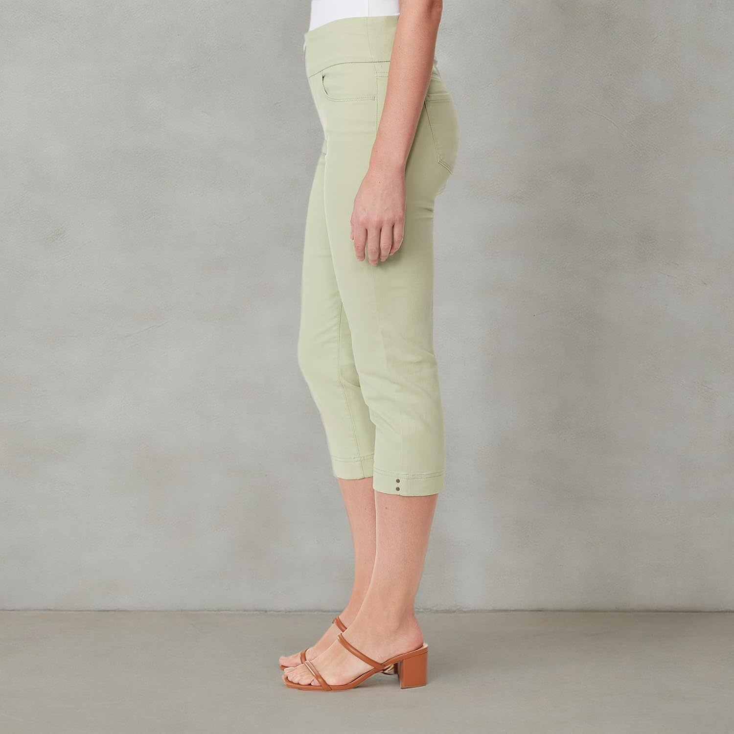 image:imageGloria Vanderbilt Womens Amanda Pull on CapriMatcha Latteds