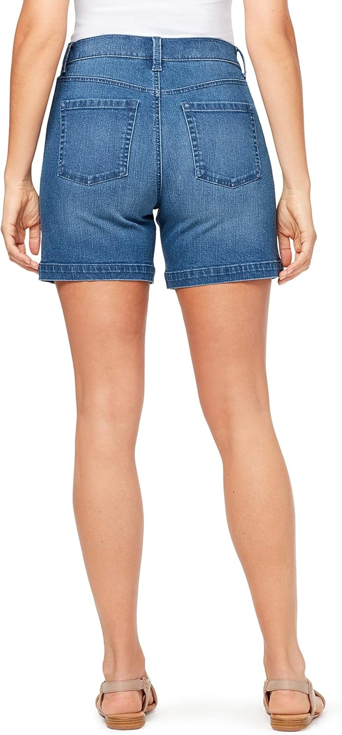 image:imageGloria Vanderbilt Womens Amanda Basic Jean Short RegularFrisco